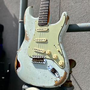 Fender Custom Shop 1960 Stratocaster Heavy Relic Rosewood Fingerboard Aged Sonic Blue over 3-Colour Sunburst