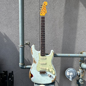 Fender Custom Shop 1960 Stratocaster Heavy Relic Rosewood Fingerboard Aged Sonic Blue over 3-Colour Sunburst