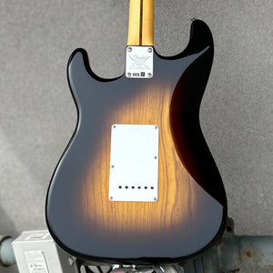 Fender Custom Shop 70th Anniversary 1954 Stratocaster DLX Closet Classic, Maple – Wide-Fade 2-Color Sunburst