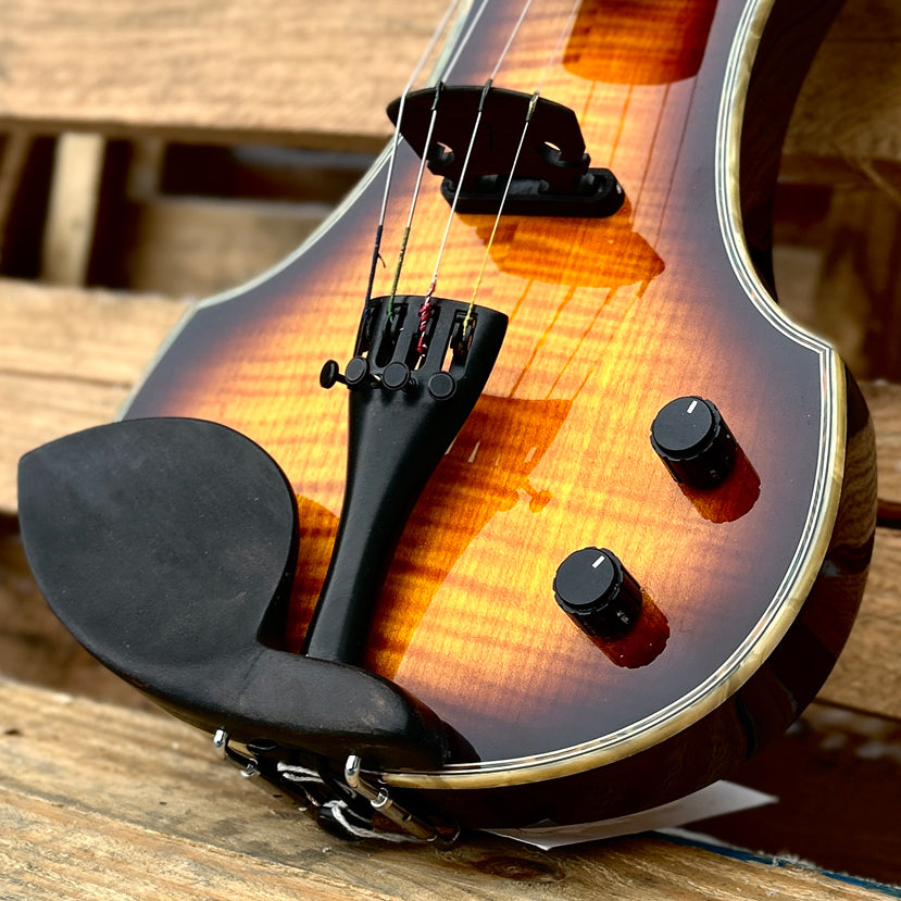 2000 Fender FV-3 Deluxe Violin Flamed Maple Sunburst w/Case