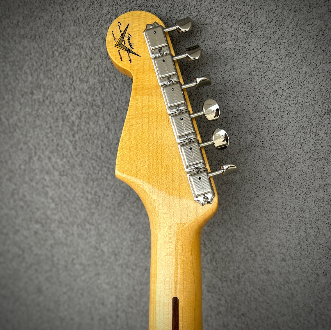 Fender Custom Shop 70th Anniversary 1954 Stratocaster DLX Closet Classic, Maple – Wide-Fade 2-Color Sunburst