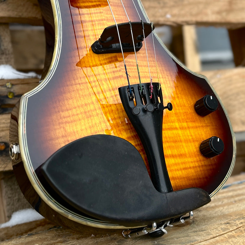 2000 Fender FV-3 Deluxe Violin Flamed Maple Sunburst w/Case