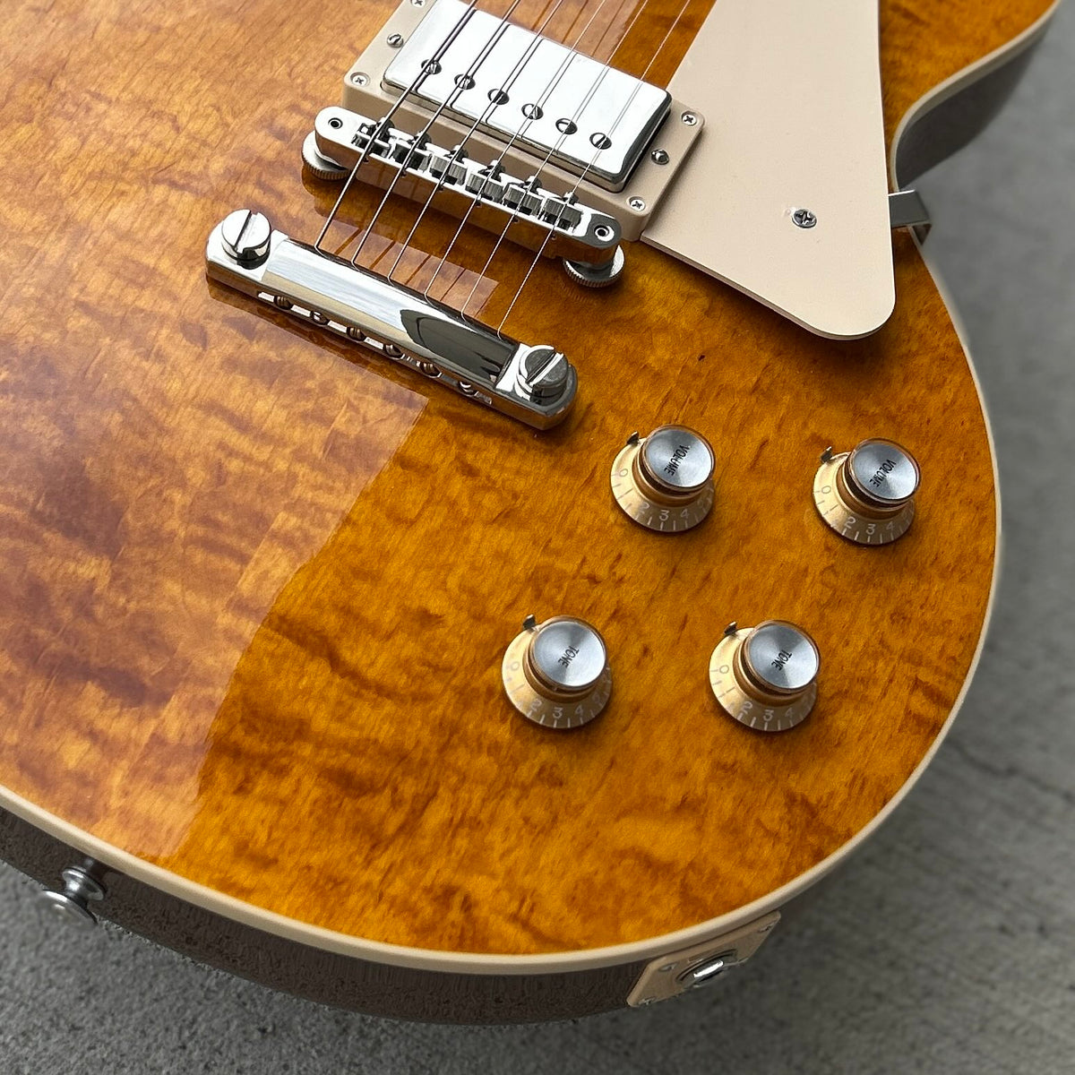 2025 Gibson Les Paul Standard 60s Figured Top - Honey Amber W/Case