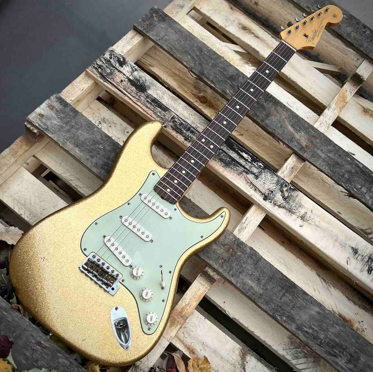 2005 Fender Custom Shop Greg Fessler Master Design 1964 Relic Gold Sparkle Stratocaster